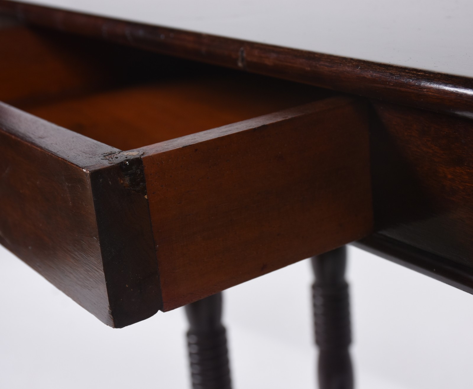 Mesa auxiliar de madeira nobre, uma gaveta com puxador de metal... - foto 4 de 6
