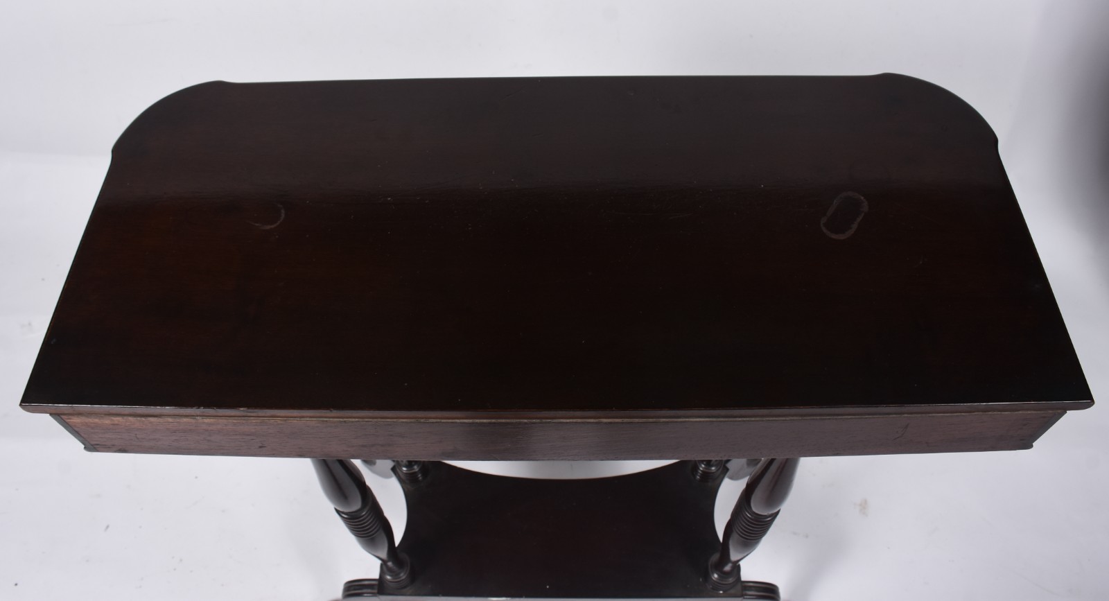 Mesa auxiliar de madeira nobre, uma gaveta com puxador de metal... - foto 6 de 6