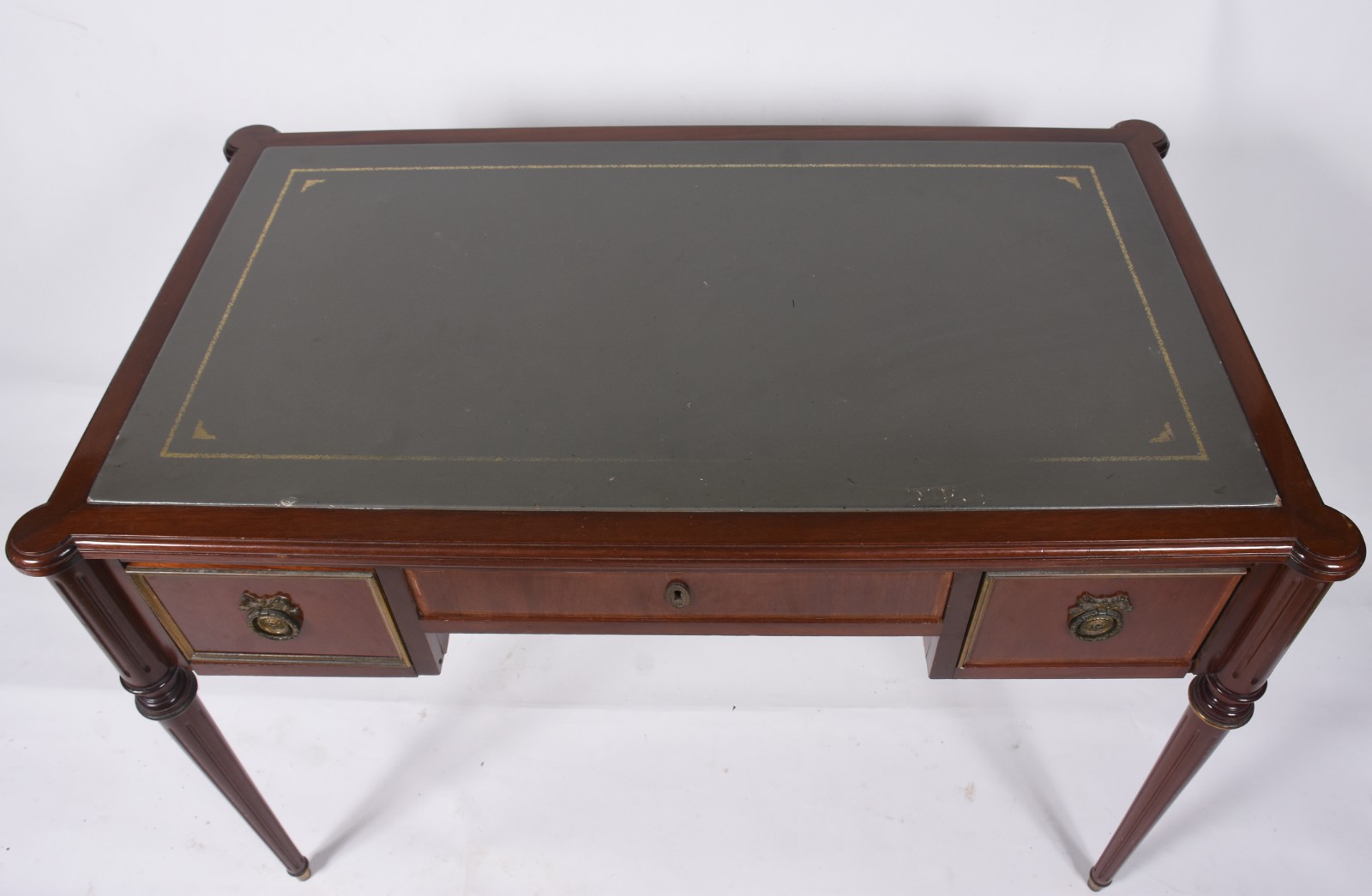 Mesa de escritório de madeira nobre, 3 gavetas. Tampo na cor verde... - foto 4 de 8