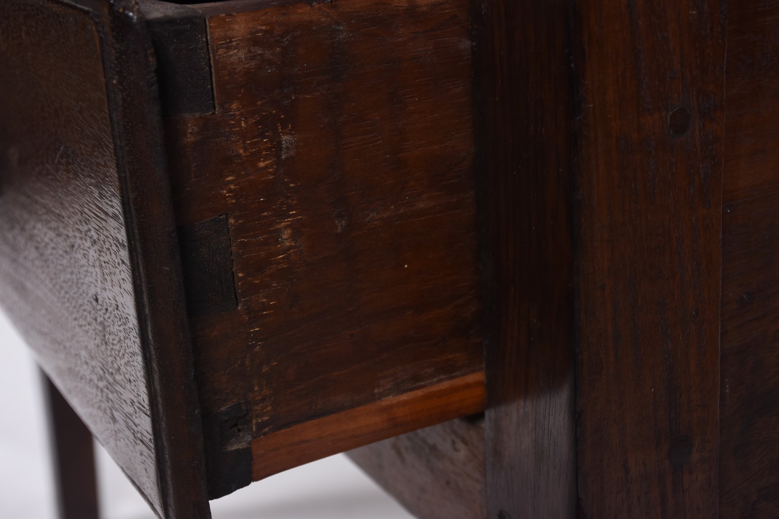 Mesa de madeira rústica, uma gaveta, pernas retas. - foto 4 de 9