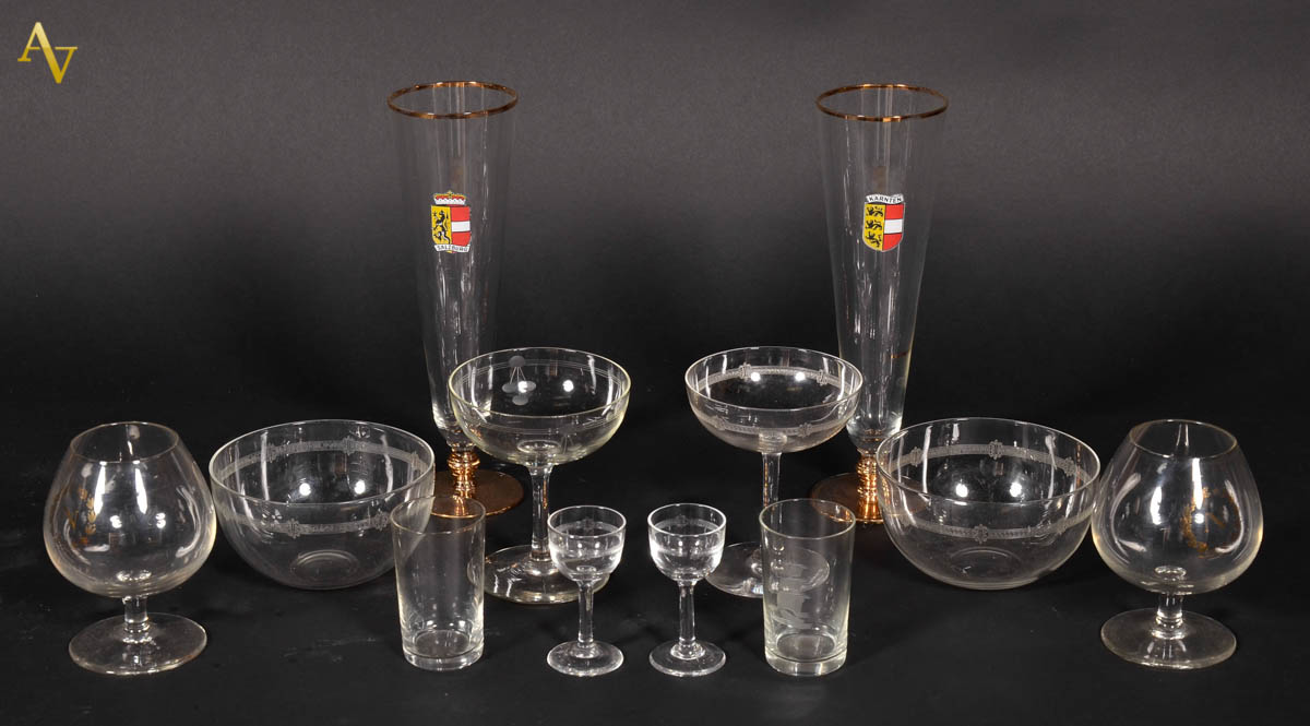 Diversas copos de cristal, sendo 4 taças, 2 lavandas e 4 cálices para...