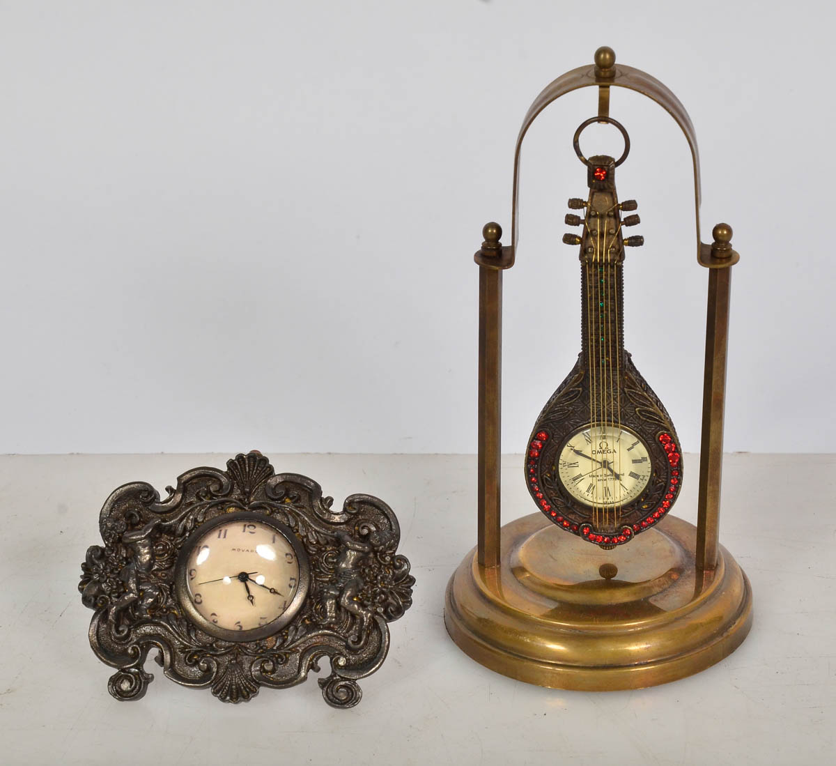 Dois relógios,sendo 1 omega e outo movado. Alts. 8 e 17 cm.