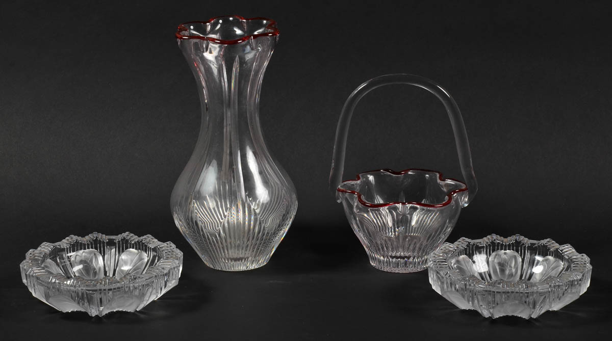 Quatro peças de cristal, sendo 1 vaso ( alt. 25 cm)e 1 cesta ( alt...