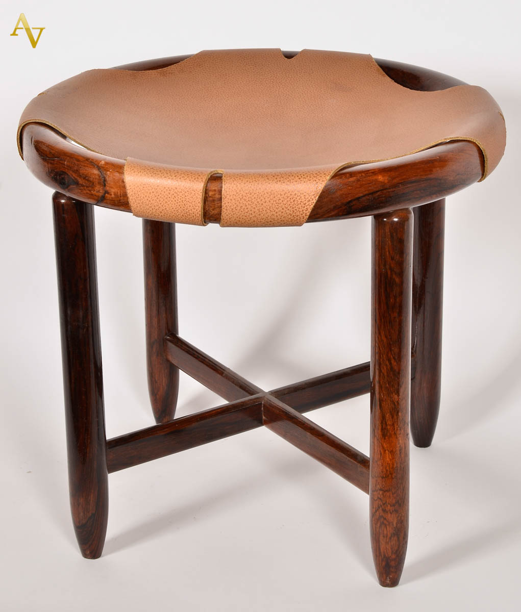 ZALSZUPIN - Banqueta de madeira nobre. Diam. 40 cm - alt. 37 cm.