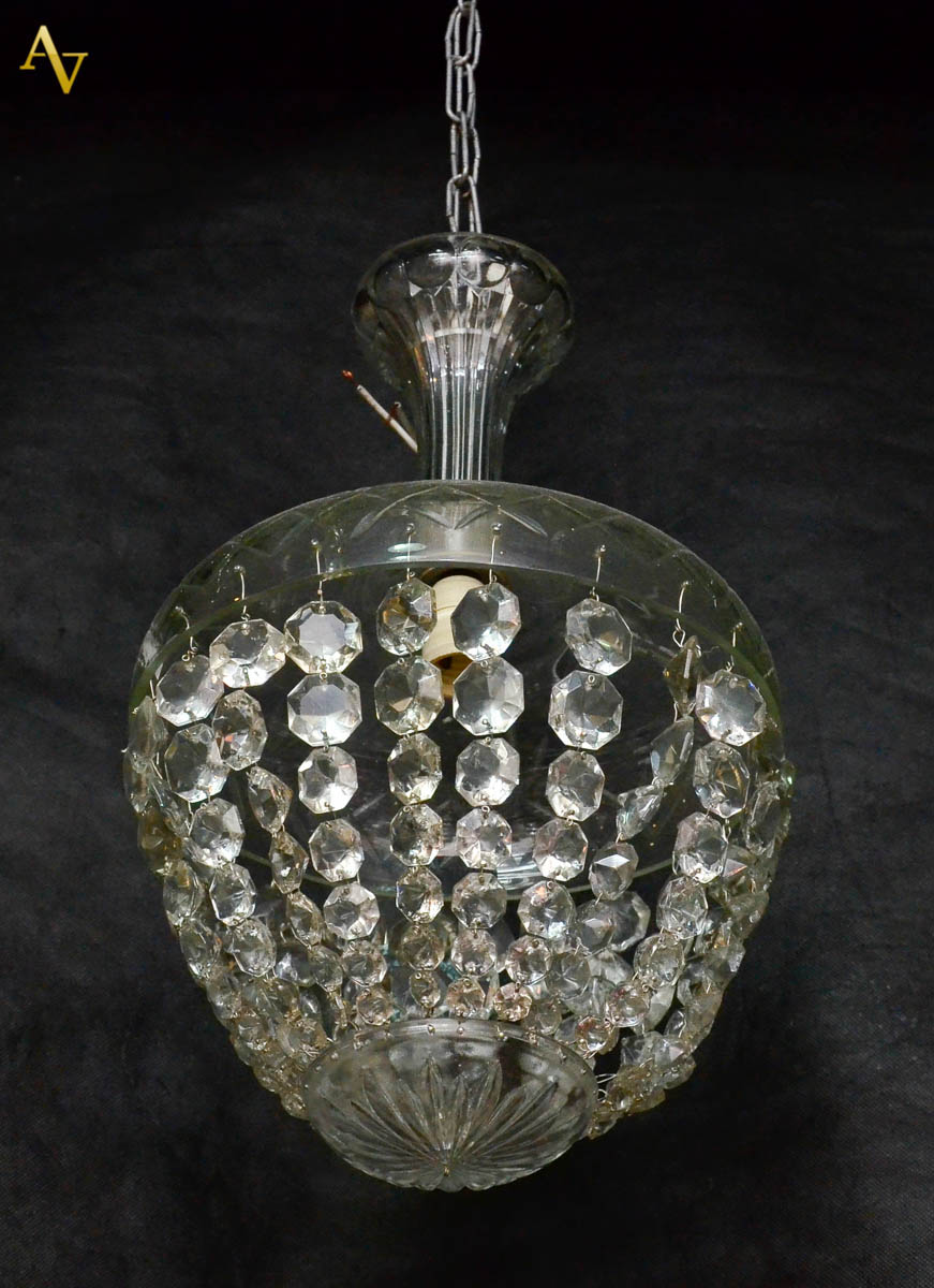 Lustre de cristal feitio pera, com contas lapidadas. Alt. 40 cm.