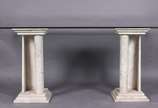 Mesa de jantar com base em duas colunas de márm... - Mesa de jantar com base em duas colunas de mármore e tampo de cristal bisotado, quinas chanfradas, acompanham seis cadeiras patinadas de branco,...