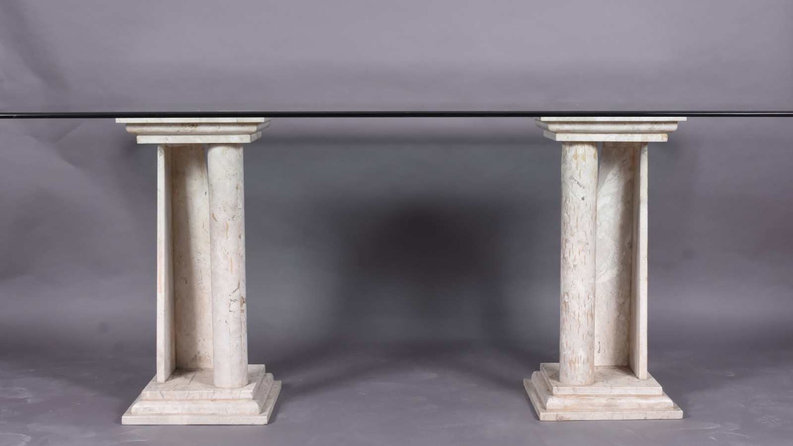Mesa de jantar com base em duas colunas de mármore e tampo de cristal... - foto 6 de 7