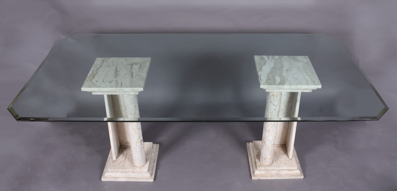 Mesa de jantar com base em duas colunas de mármore e tampo de cristal... - foto 7 de 7