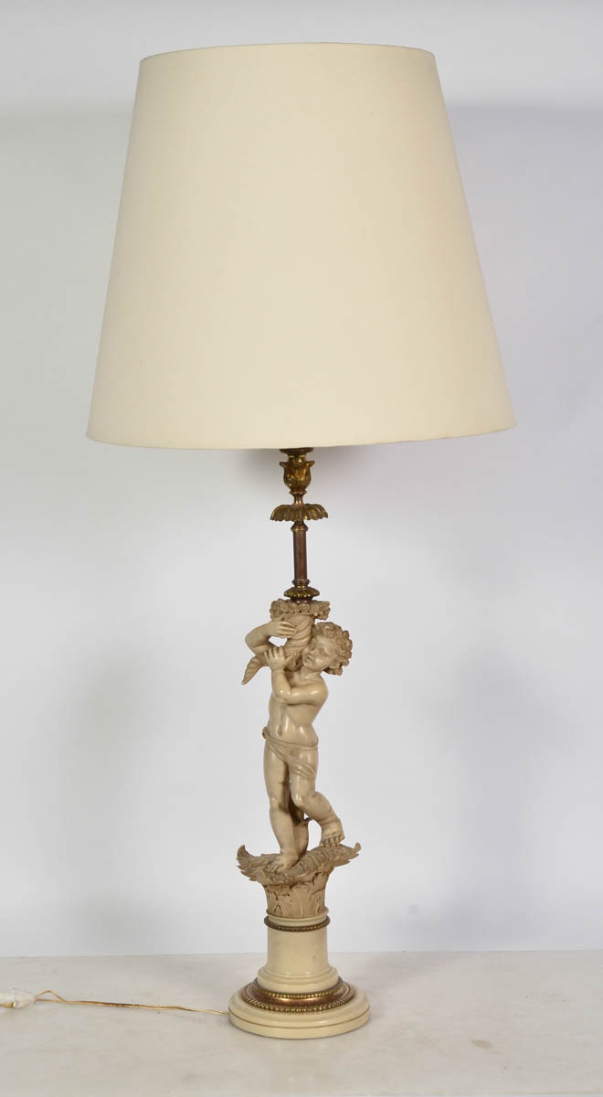 Abajour de resina com figura anjo. Alt. 1.12 m.