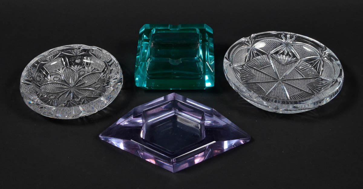 Quatro cinzeiros de modelos variados.