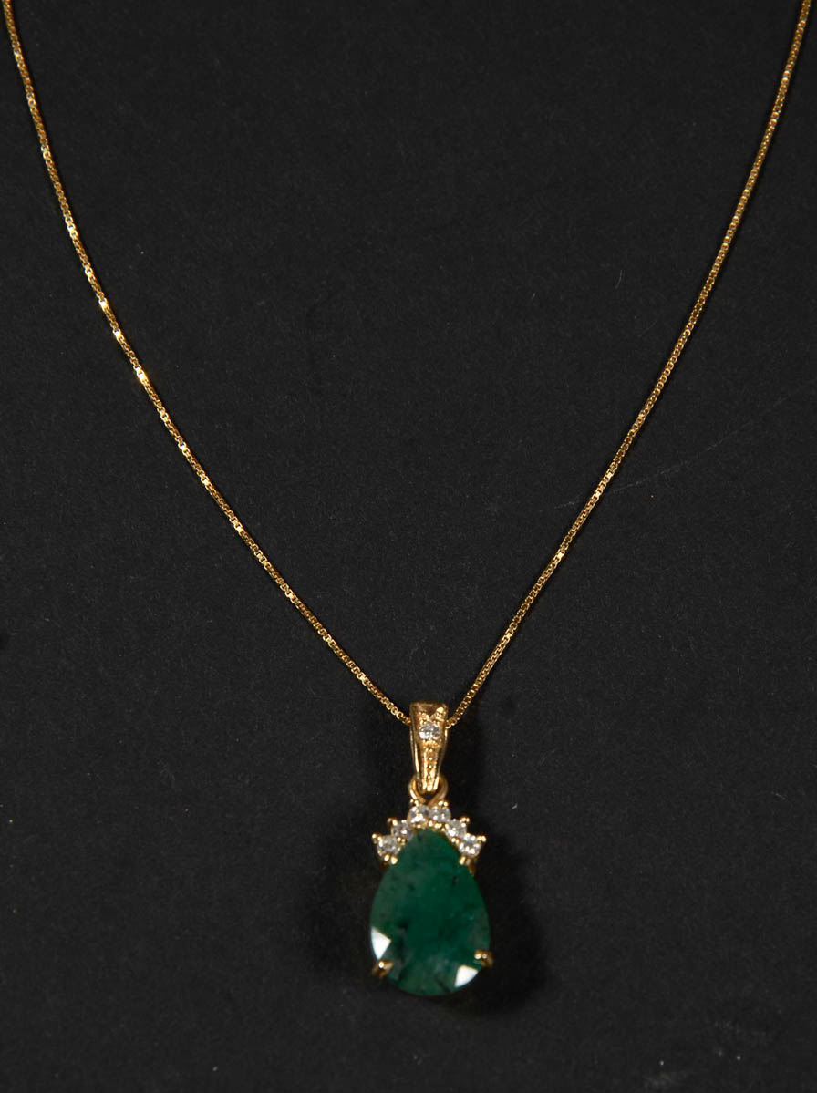 Pendente e seu cordão de ouro 18 k com esmeralda, gota de 4,08...