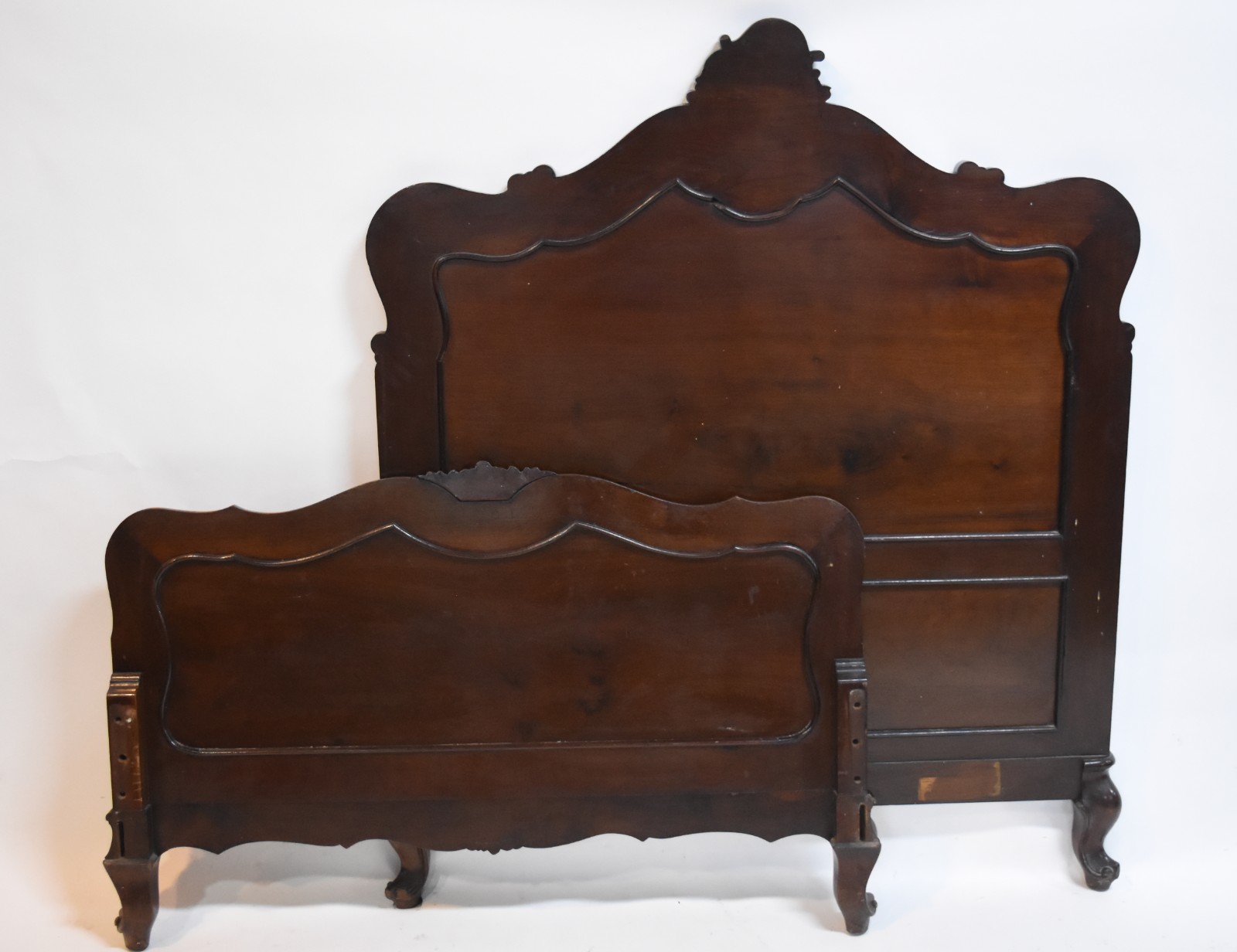 Cama de solteiro de madeira nobre estilo Luis XV. - foto 1 de 6