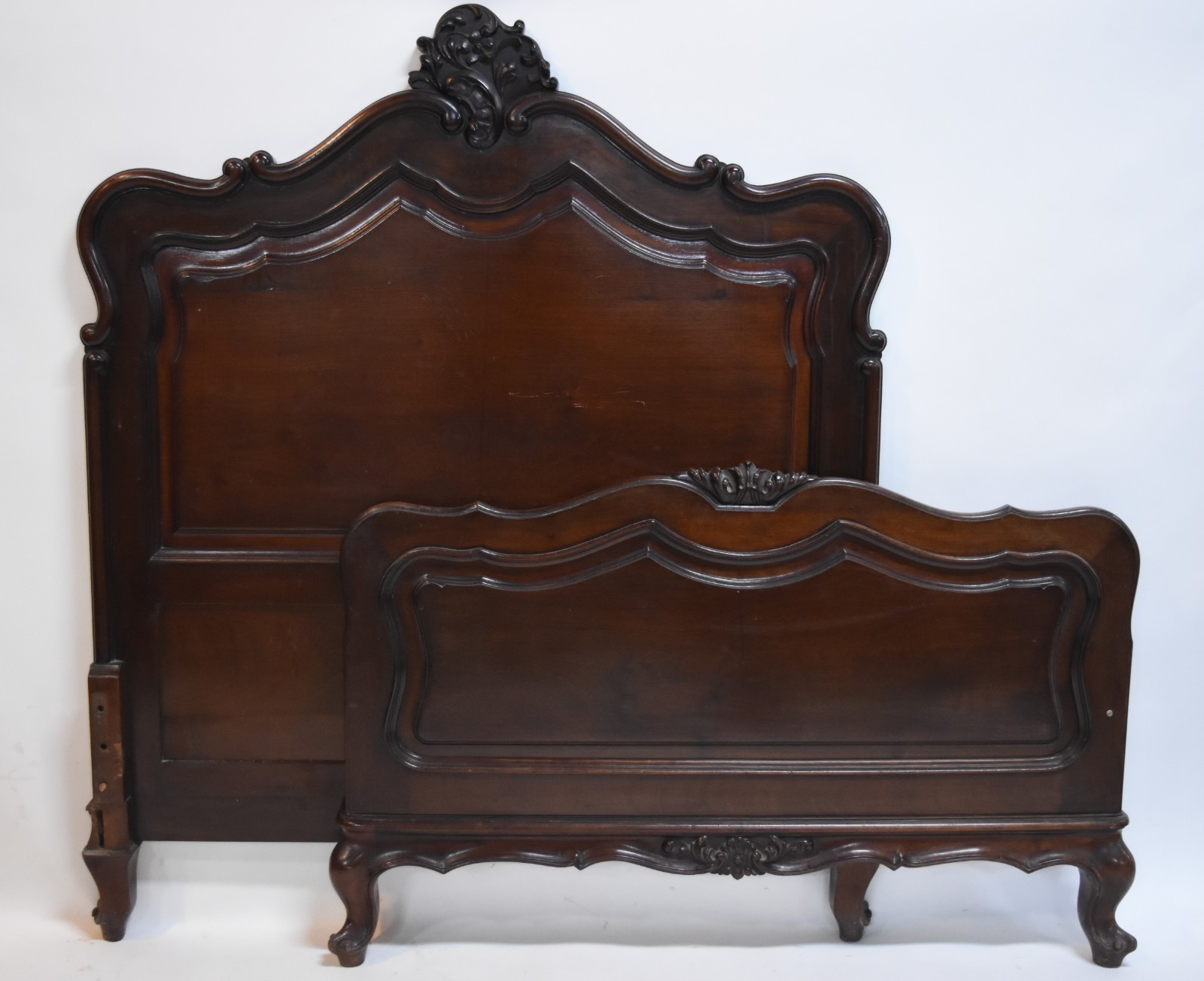 Cama de solteiro de madeira nobre estilo Luis XV. - foto 2 de 6