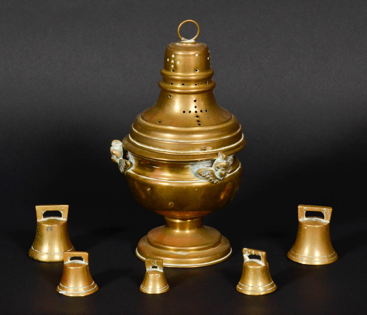 Diversas peças de metal dourado, sendo defumador (alt. 26 cm) e 5...