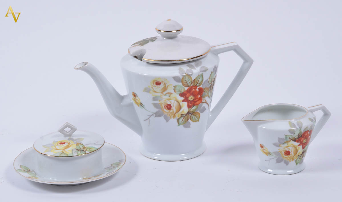 Três peças de porcelana Noritake, sendo bule( alt. 18 cm), leiteira e...