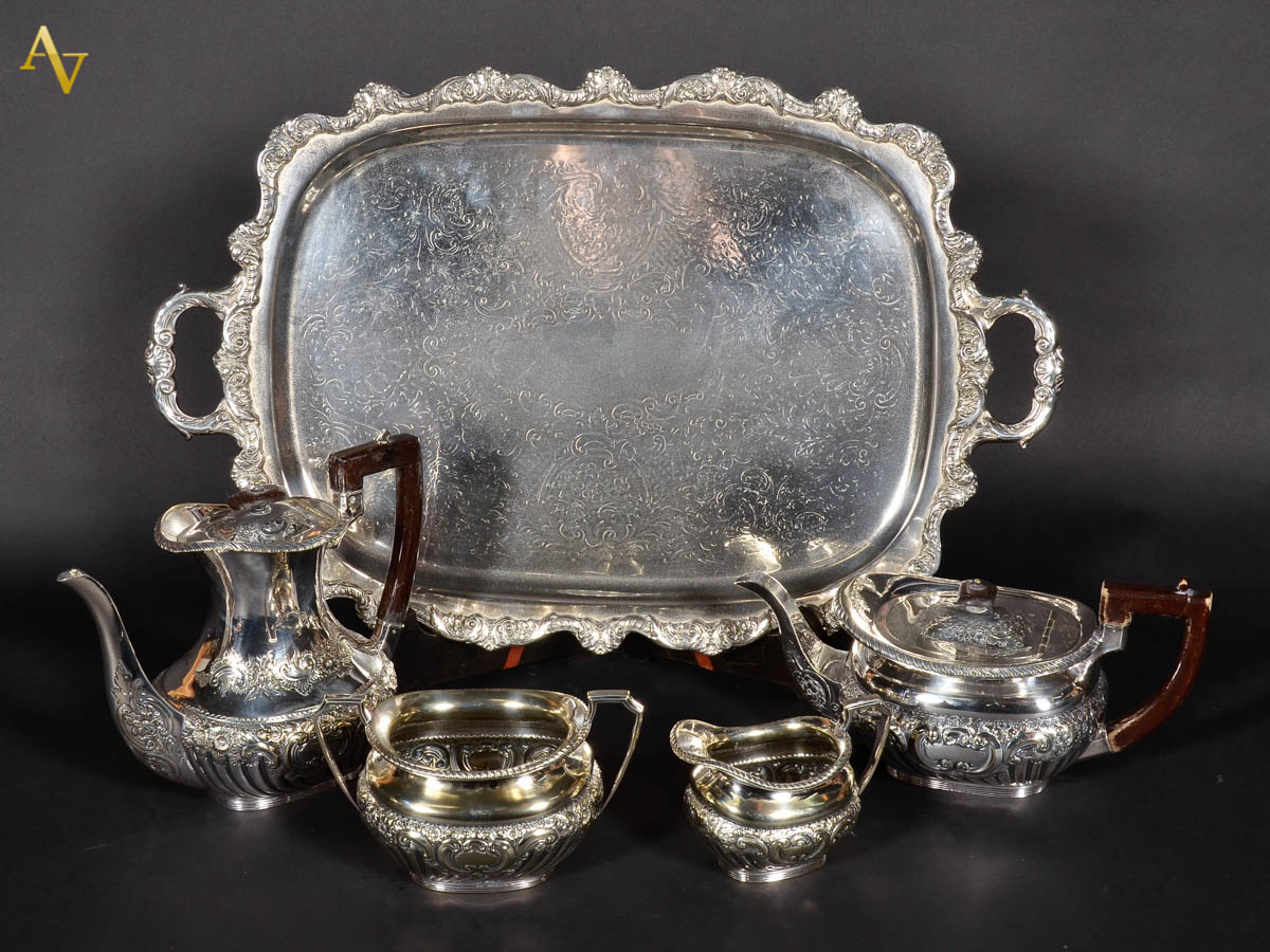 Antiga baixela inglesa para chá e café, de silver plated, com 4 peças...