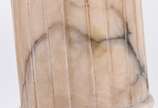 Coluna de alabastro, corpo cilíndrico, base e t... - Coluna de alabastro, corpo cilíndrico, base e tampo oitavados.