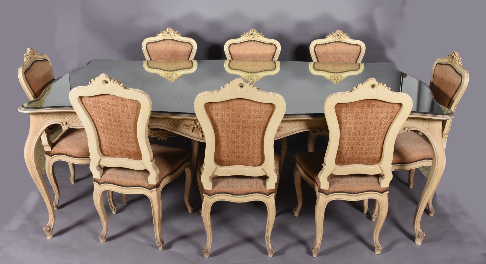Mesa de jantar de madeira nobre patinada, saia entalhada, quatro... - foto 1 de 10