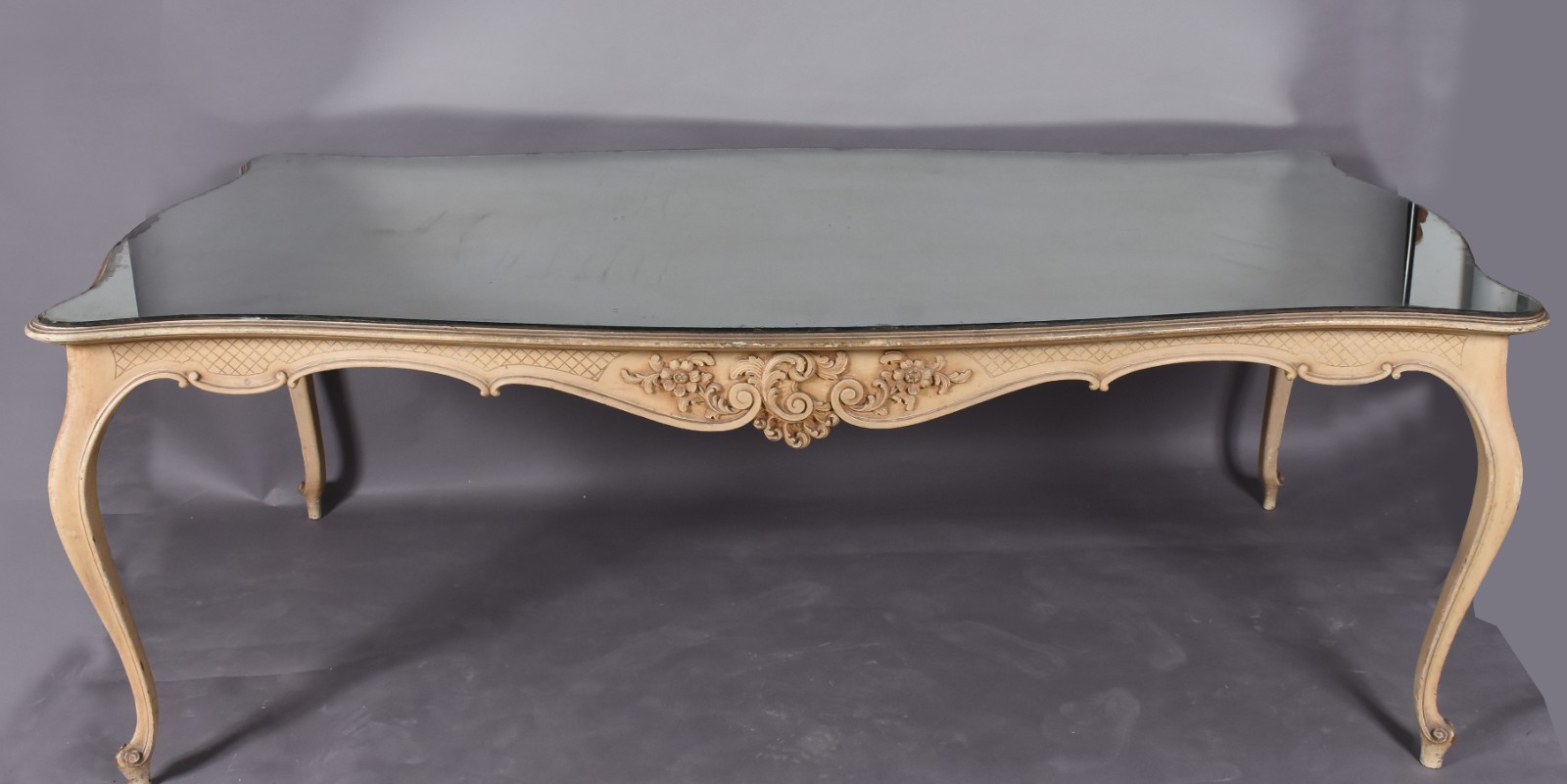 Mesa de jantar de madeira nobre patinada, saia entalhada, quatro... - foto 2 de 10
