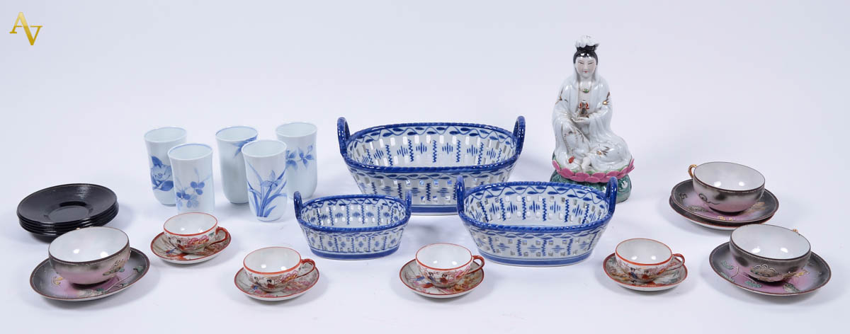 Diversas peças orientais, sendo estatueta de gueixa ( alt 21 cm); 5...