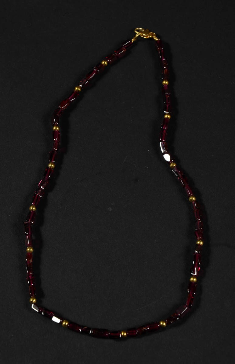 Colar de turmalina com fecho e bolas de ouro 18 k.