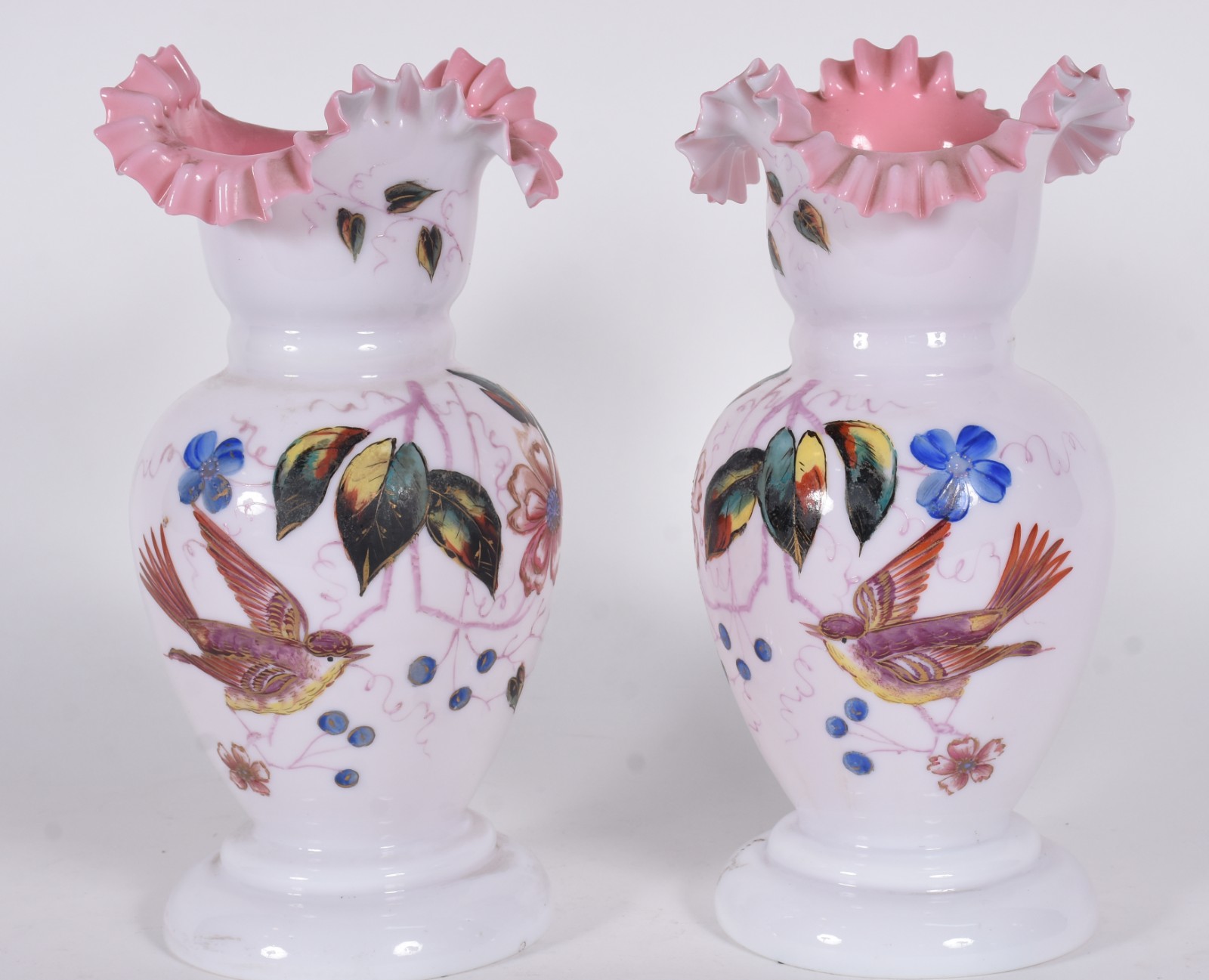 Par de vasos de opalina rosa, decoração floral em policromia, bordas... - foto 1 de 5