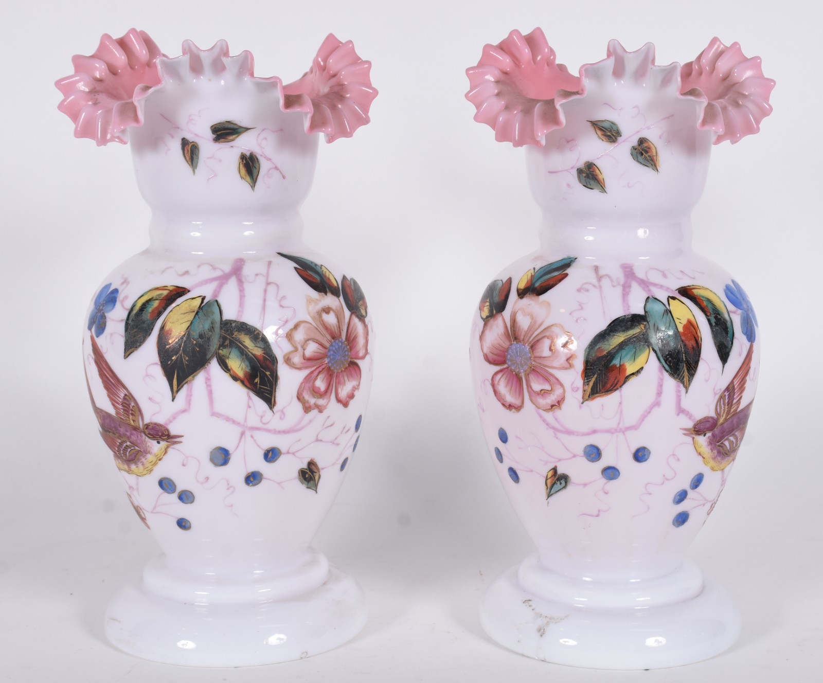 Par de vasos de opalina rosa, decoração floral em policromia, bordas... - foto 2 de 5
