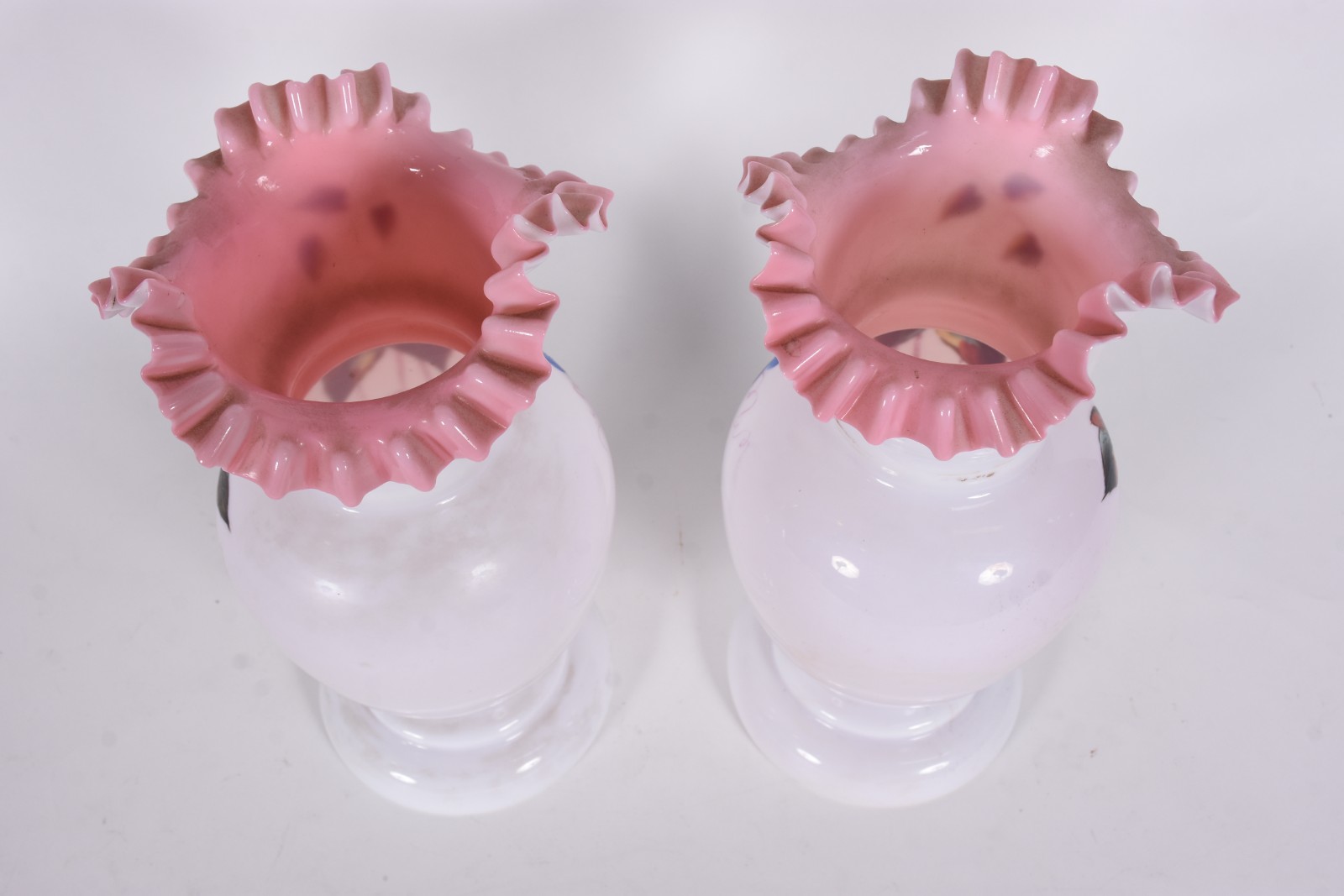 Par de vasos de opalina rosa, decoração floral em policromia, bordas... - foto 3 de 5