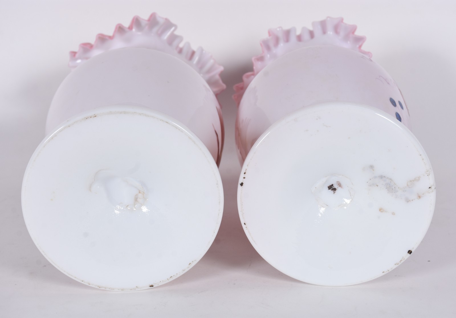 Par de vasos de opalina rosa, decoração floral em policromia, bordas... - foto 4 de 5