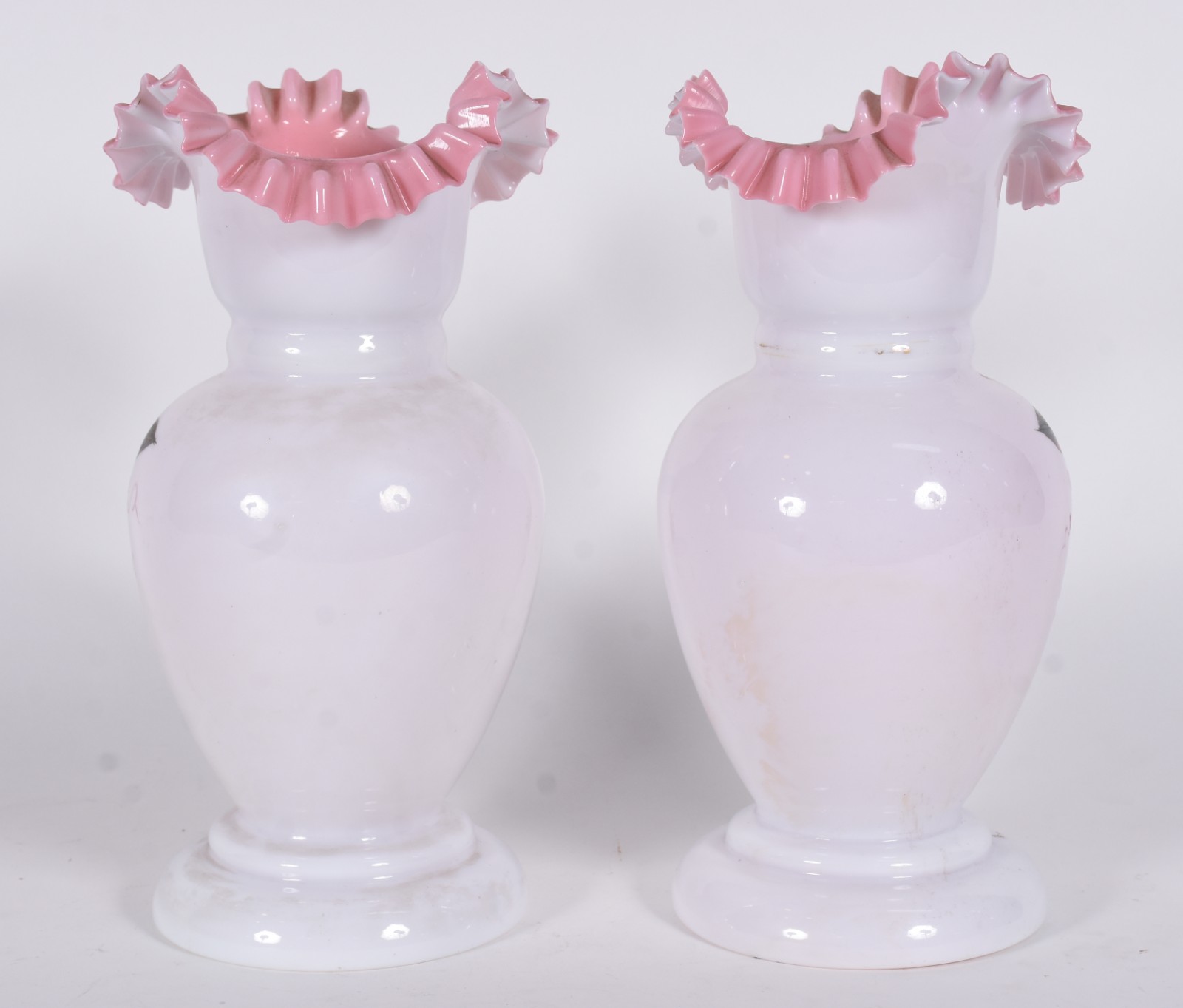 Par de vasos de opalina rosa, decoração floral em policromia, bordas... - foto 5 de 5