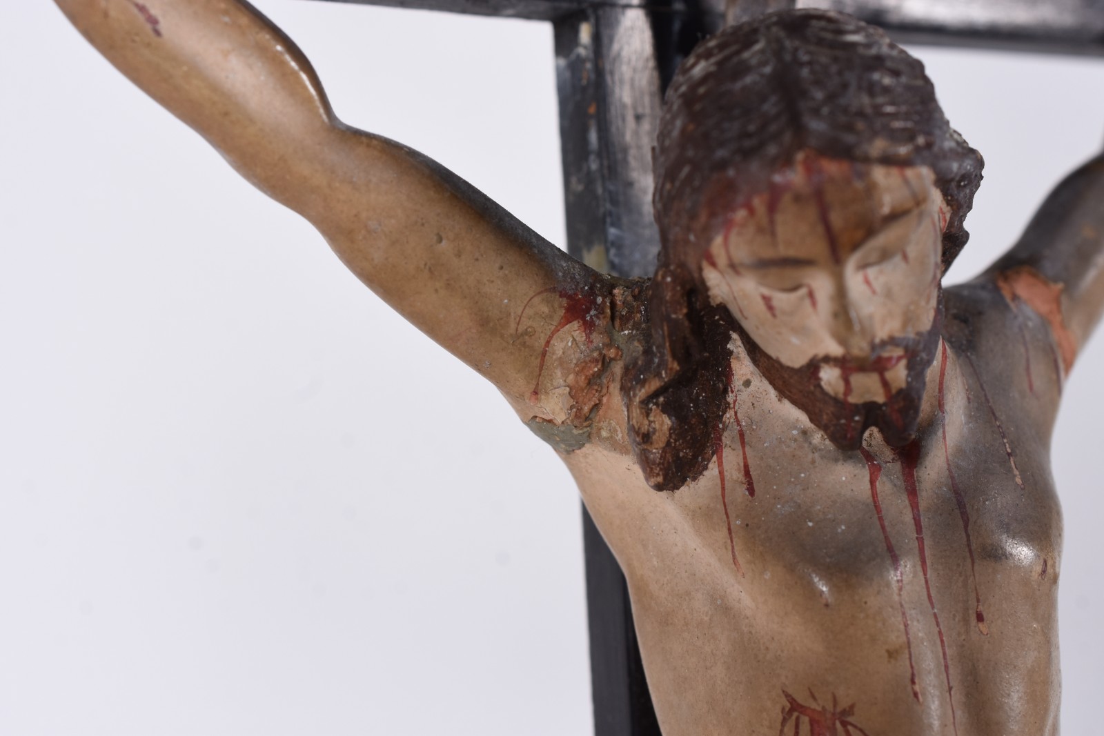 Crucifixo de madeira nobre com figura de Cristo ricamente... - foto 5 de 9
