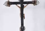 Crucifixo de madeira nobre com figura de Cristo... - Crucifixo de madeira nobre com figura de Cristo ricamente entalhada.(Resplendor faltando partes, e metal com desgastes).