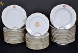 Serviço de jantar de porcelana francesa de LIMO... - Serviço de jantar de porcelana francesa de LIMOGES, dito CONDE DE ICARAÌ, frisos dourados, comp.de 12 pratos rasos, 12 fundos e 12 de sobremesa....