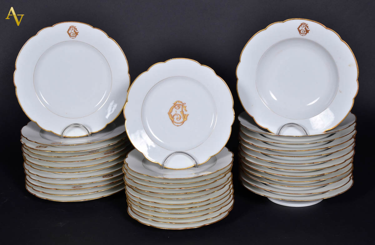 Serviço de jantar de porcelana francesa de LIMOGES, dito CONDE DE...