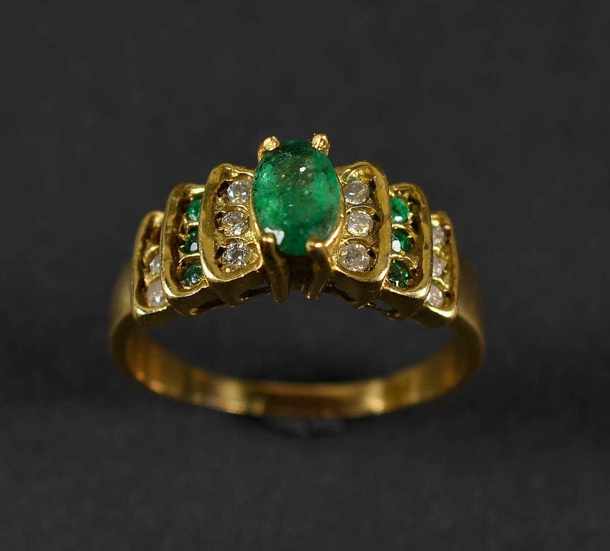 Anel de ouro 18k com esmeraldas e brilhantes. Peso: 4,1 gr.