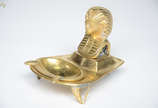 Cinzeiro de bronze representando esfinge. Medid... - Cinzeiro de bronze representando esfinge. Medidas 11,5 x 14 cm e altura 12,5 cm.