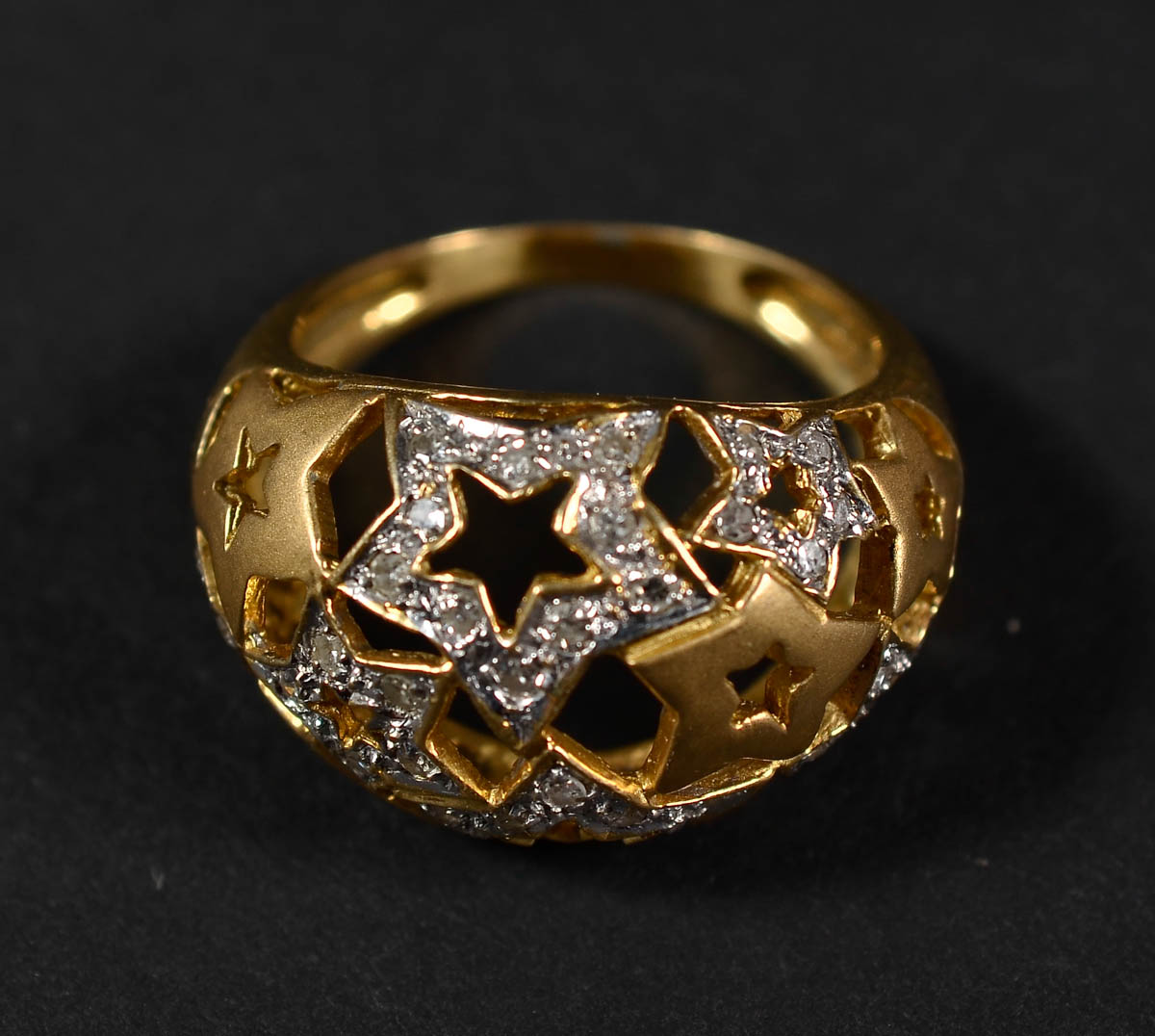 Anel de ouro 18k com estrelas e brilhantes. Peso: 6,6 gr.
