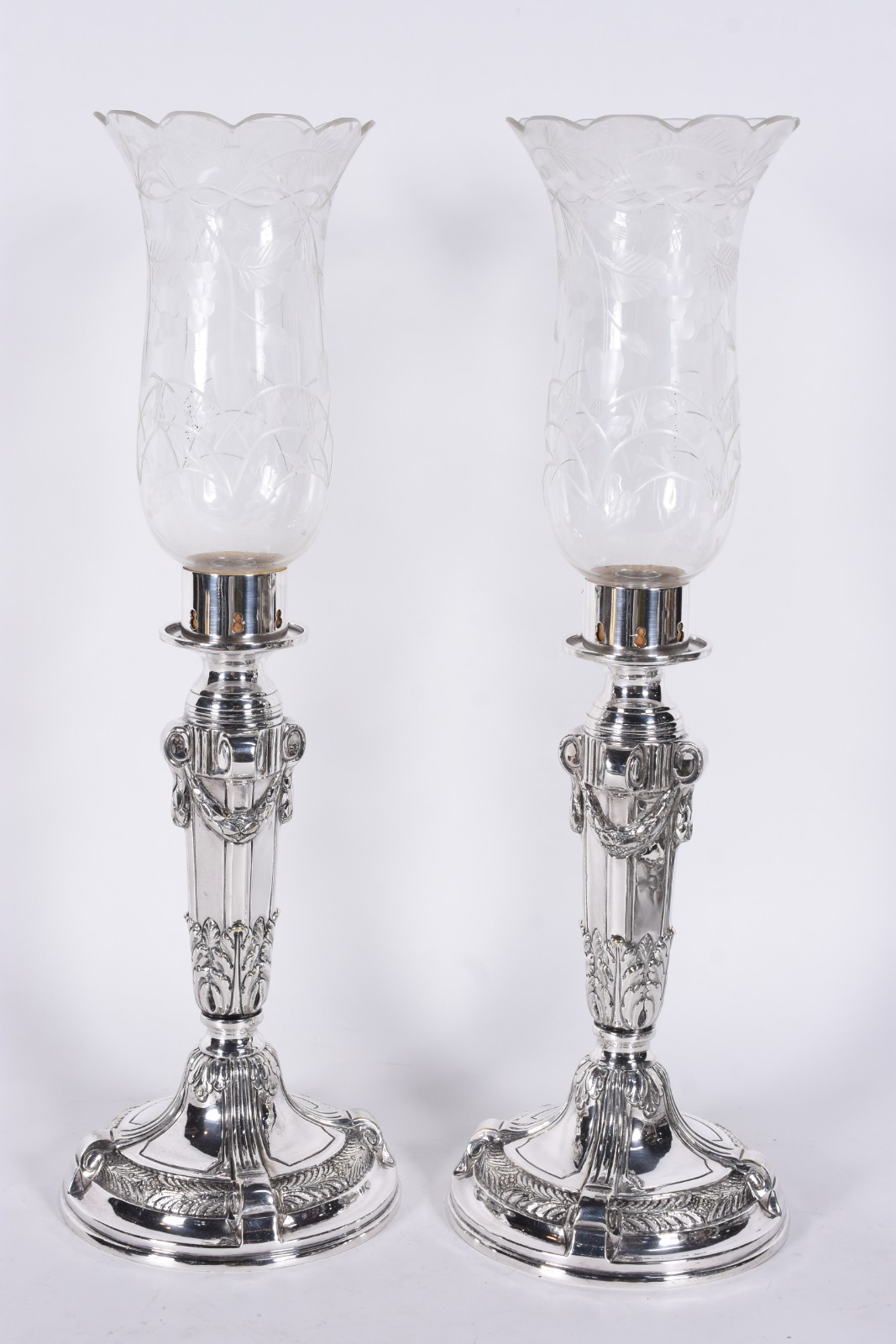 Par de castiçais de metal com banho de prata, mangas de cristal. - foto 1 de 3