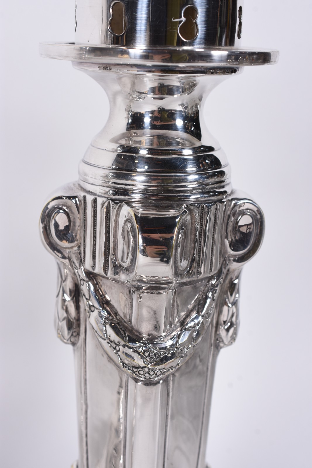 Par de castiçais de metal com banho de prata, mangas de cristal. - foto 3 de 3
