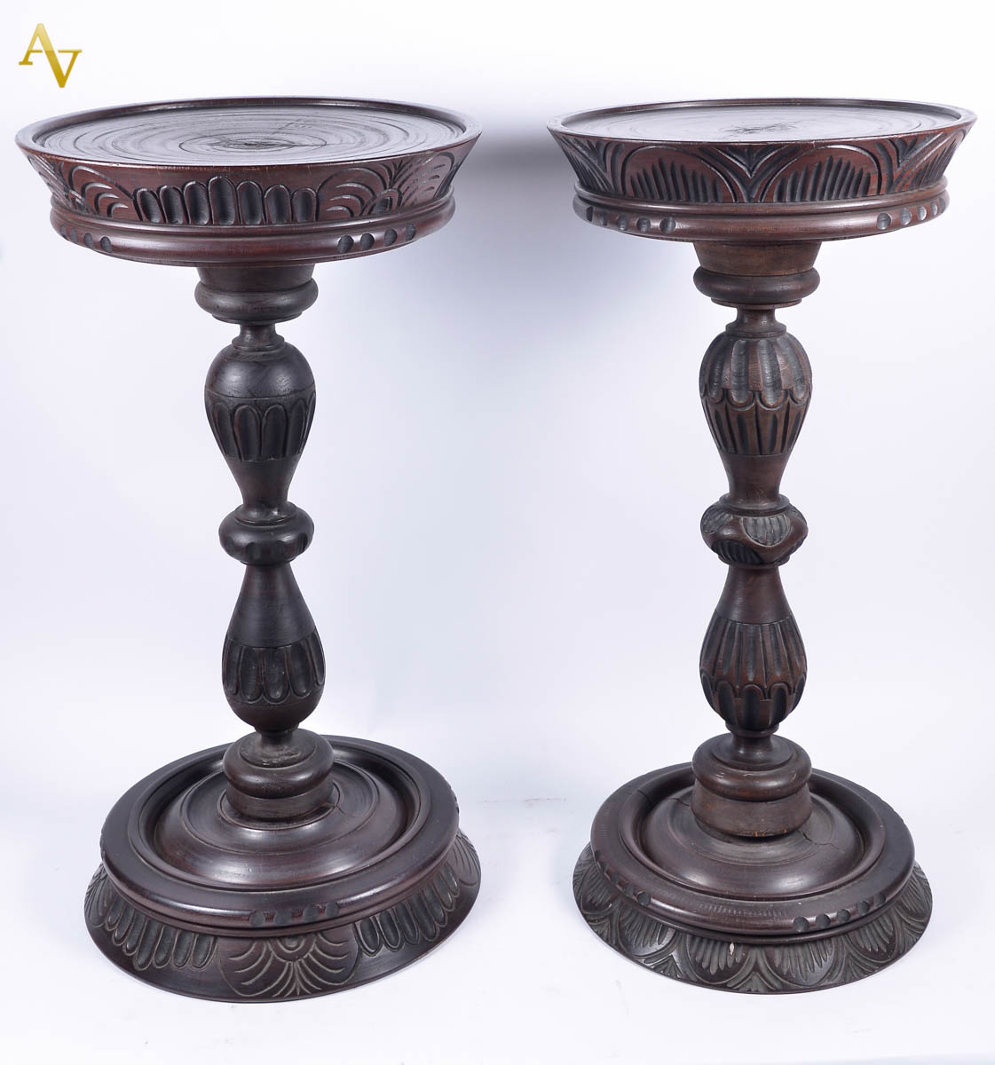 Duas colunas de madeira nobre com trabalhos entalhados, alt. 0,92 cm,