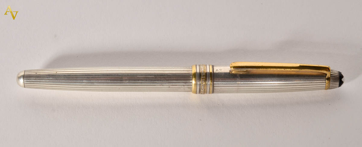 Caneta Mont Blanc prateada.