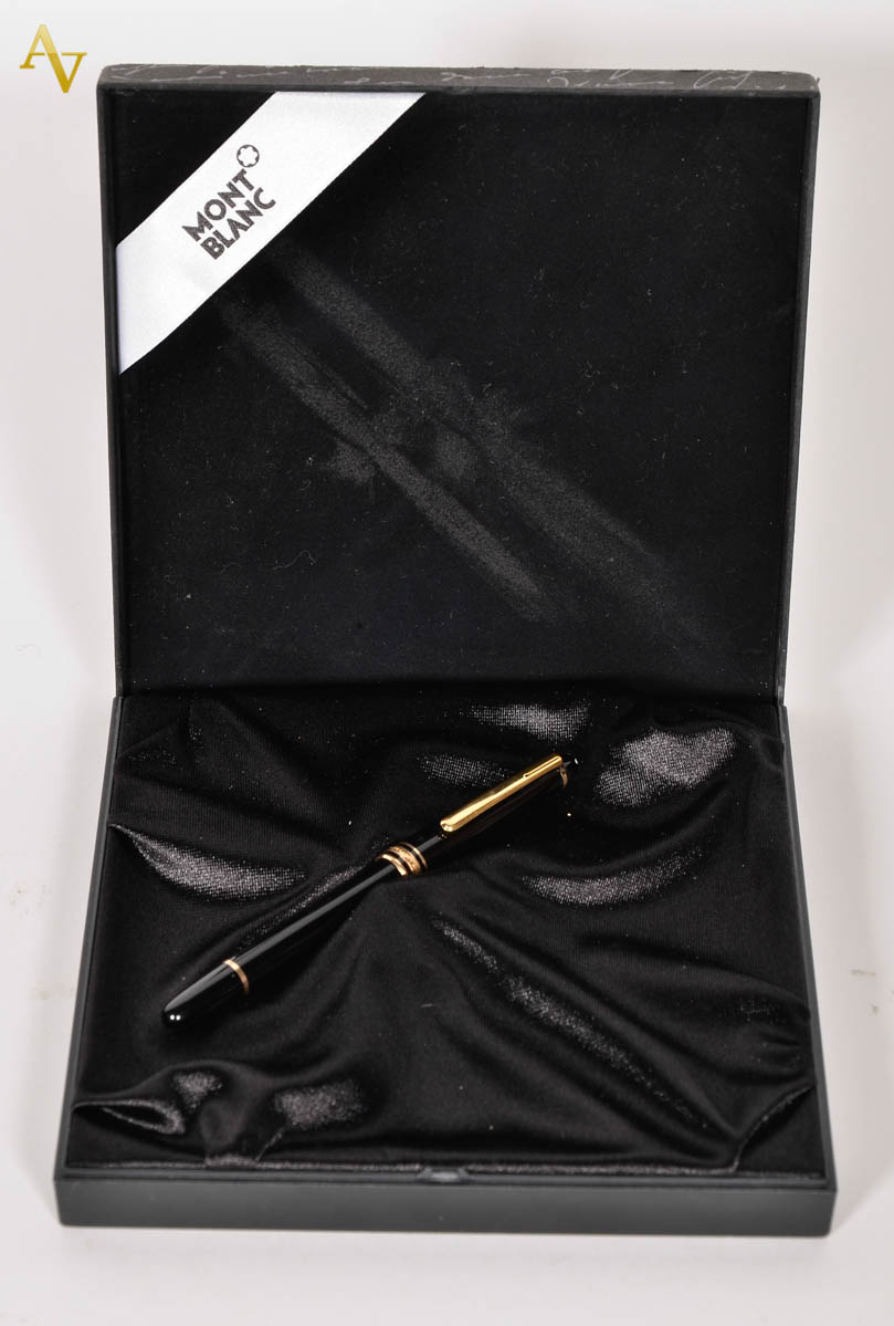 Caneta Mont Blanc preta.