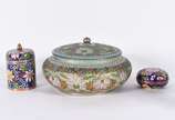 Tres peças de cloisonné oriental. - Tres peças de cloisonné oriental.