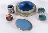 Tres peças de cloisonné oriental. - Tres peças de cloisonné oriental.