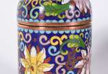 Tres peças de cloisonné oriental. - Tres peças de cloisonné oriental.