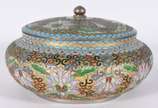 Tres peças de cloisonné oriental. - Tres peças de cloisonné oriental.