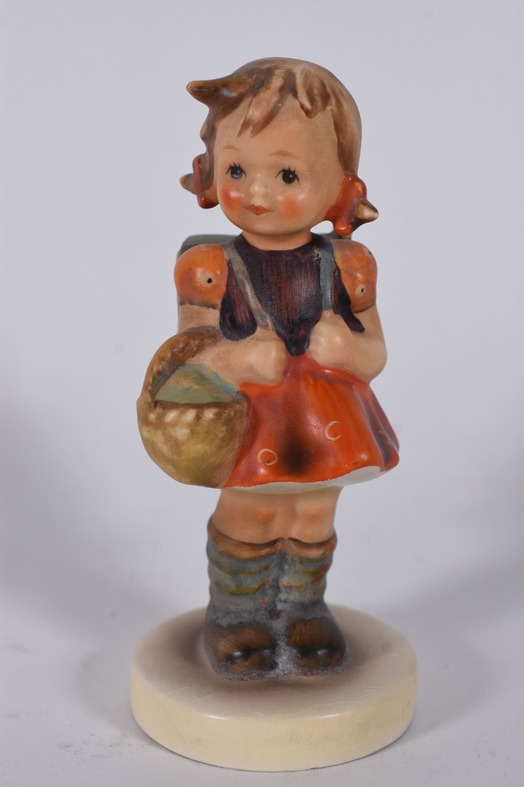 Estatueta de porcelana alemã Goebel representando menina com mochila. - foto 1 de 6