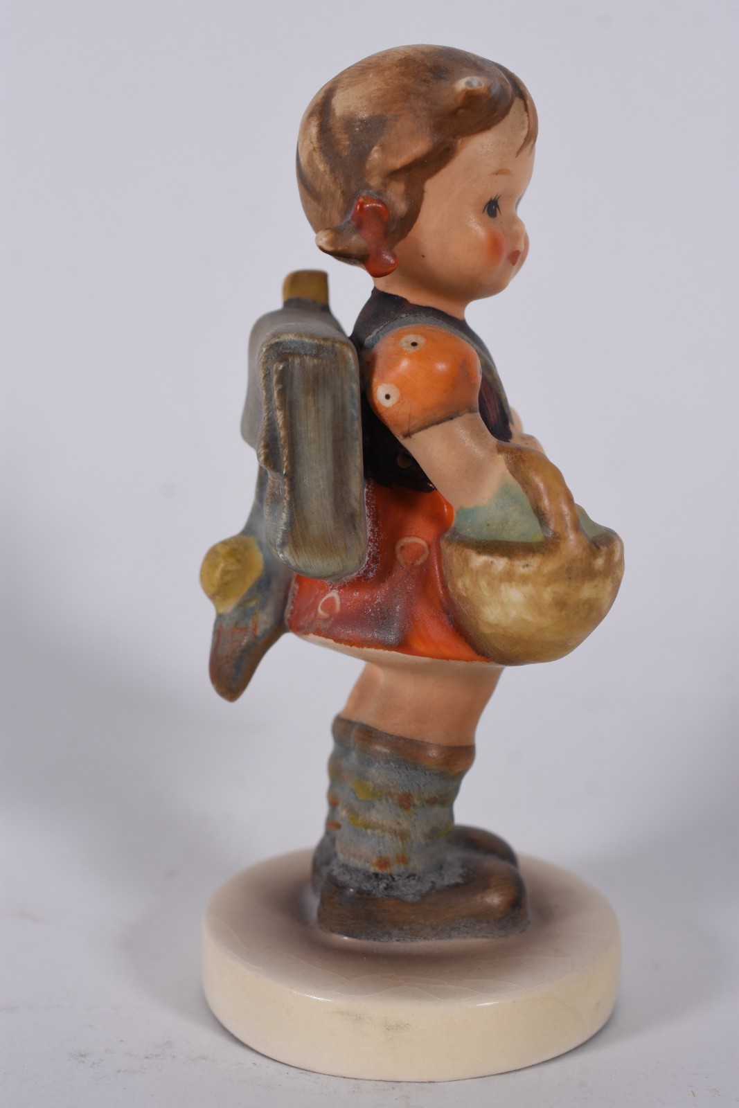 Estatueta de porcelana alemã Goebel representando menina com mochila. - foto 3 de 6