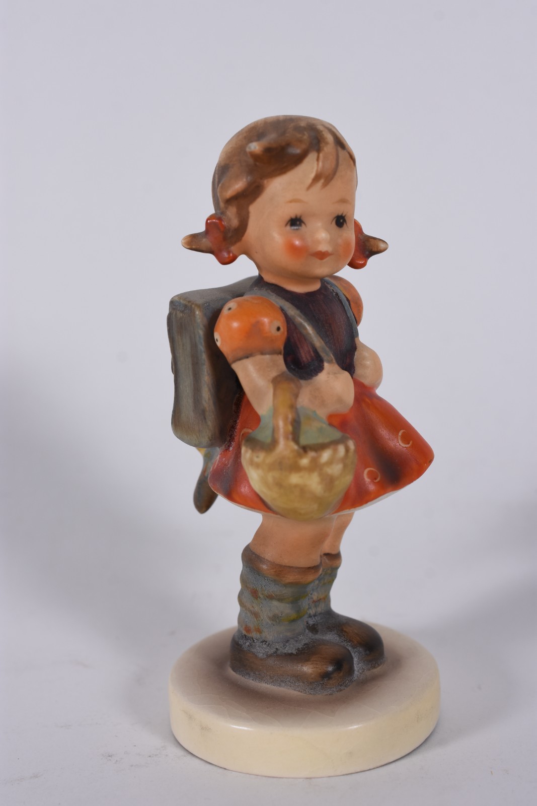 Estatueta de porcelana alemã Goebel representando menina com mochila. - foto 2 de 6