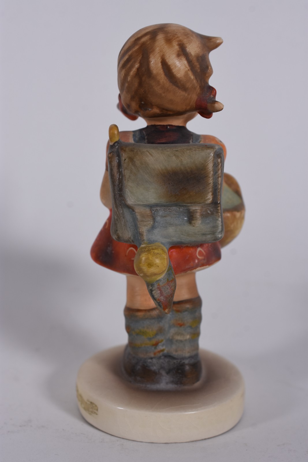 Estatueta de porcelana alemã Goebel representando menina com mochila. - foto 4 de 6